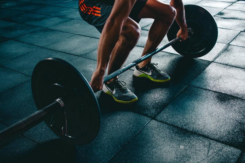Levanta-pesas-de-forma-segura-con-estos-3-tips